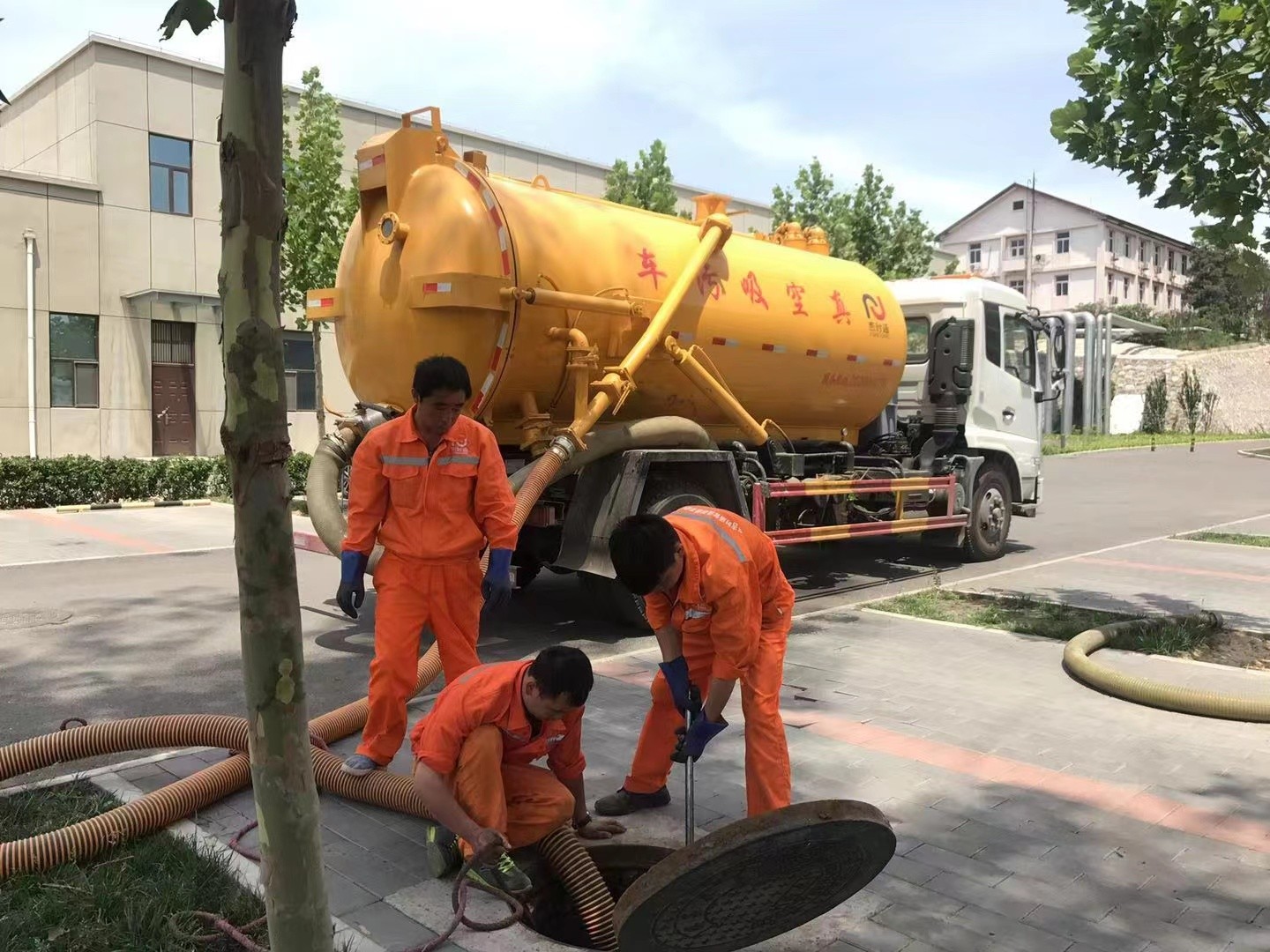 曲周管道疏通车停在窨井附近