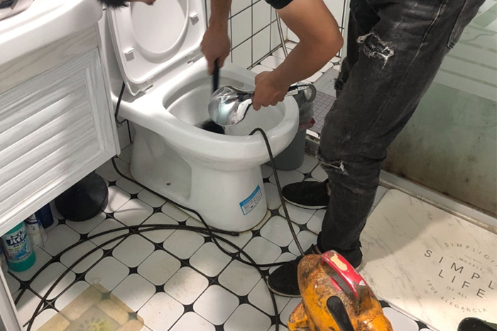 曲周马桶堵塞自己疏通还是找师傅?专业上门服务让你省时更省心